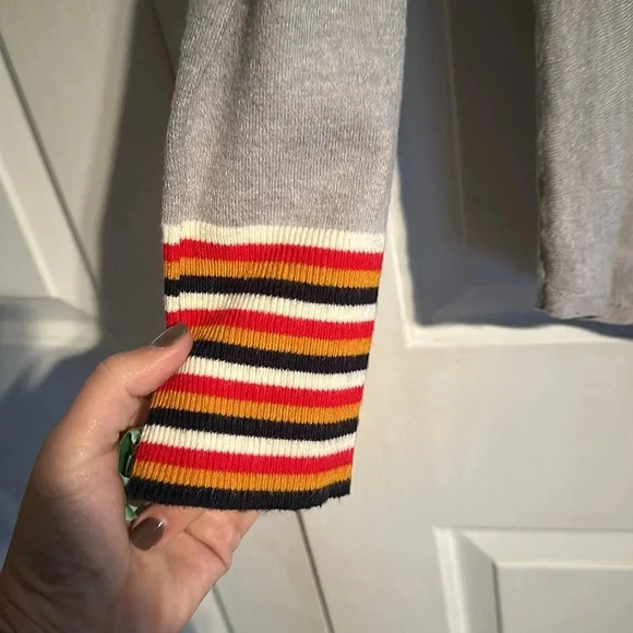 Hannah Grey Sweater Sizee Medium - Picture 2 of 4